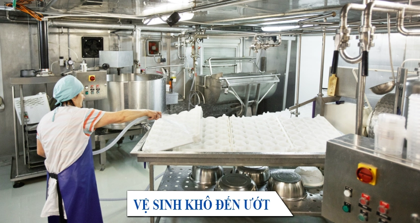 Thực hiện quy trình vệ sinh từ khô đến ướt chuẩn GMP