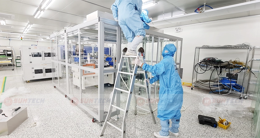 Nhân viên thi công clean booth trong phòng sạch ISO 7