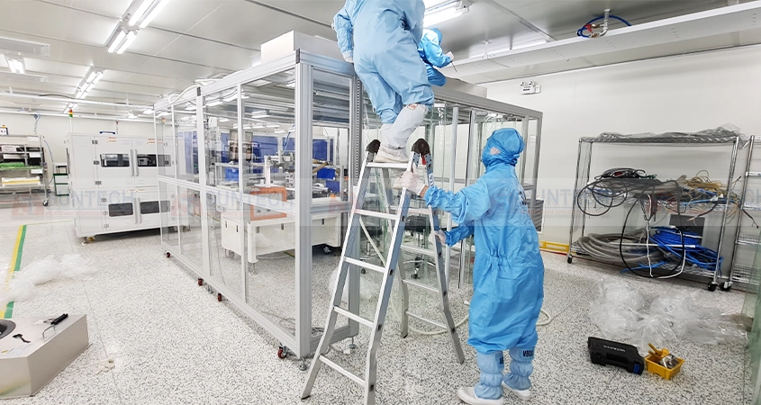 Nhân viên thi công clean booth trong phòng sạch ISO 7